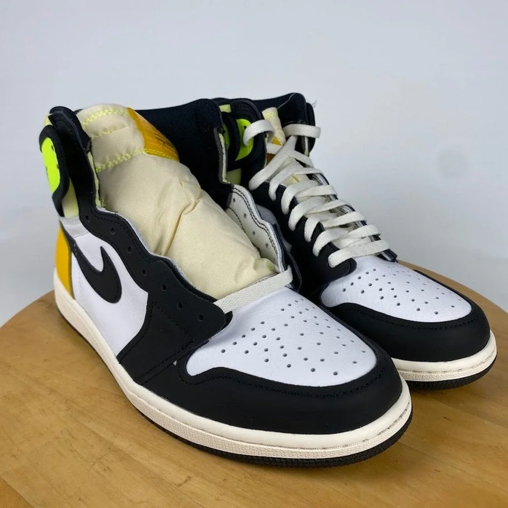 Jordan 1 Retro High OG Mens Size 10‎ Volt Gold Black White 555088-118 Sneakers